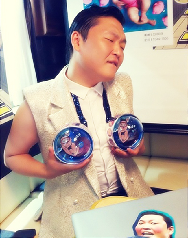 Không chỉ trên sân khấu, Psy còn khoái làm trò chụp ảnh hài hước trong hậu trường.