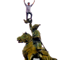 Tin tức trong ngày - Say xỉn, trèo lên tượng đài nhảy múa