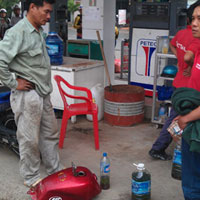 Tin tức trong ngày - Hàng trăm xe chết máy vì xăng pha nước