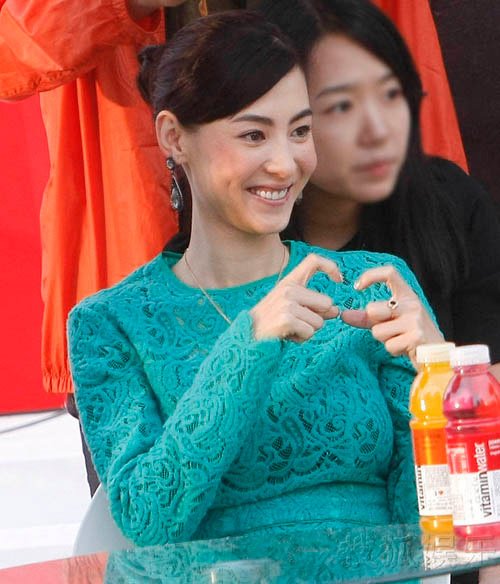 Trương Bá Chi lộ vết thương ở đầu gối - 9