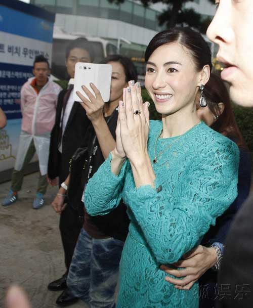 Trương Bá Chi lộ vết thương ở đầu gối - 3