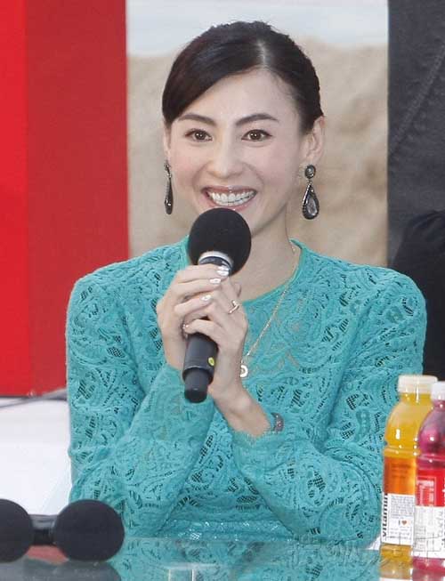 Trương Bá Chi lộ vết thương ở đầu gối - 12