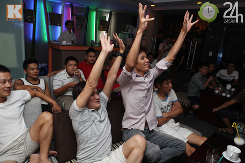 Fan thức trắng đêm xem trận Barca - Real - 11