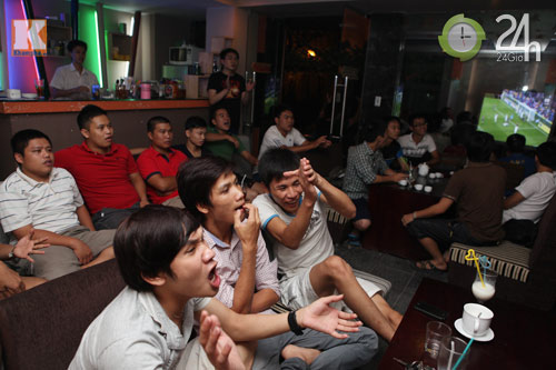 Fan thức trắng đêm xem trận Barca - Real - 10