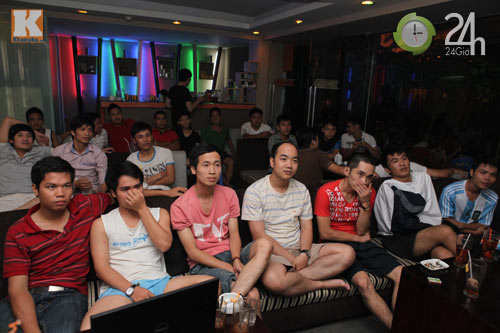 Fan thức trắng đêm xem trận Barca - Real - 6