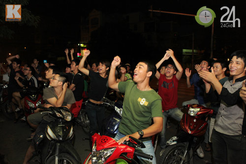 Fan thức trắng đêm xem trận Barca - Real - 13