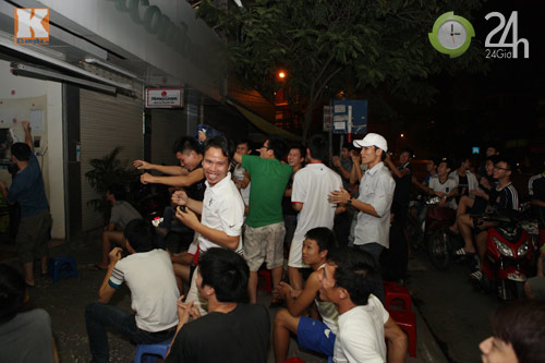 Fan thức trắng đêm xem trận Barca - Real - 12