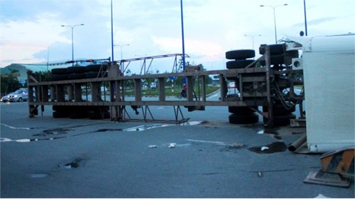 Kinh hoàng vì xe container 20 feet lật nhào - 2