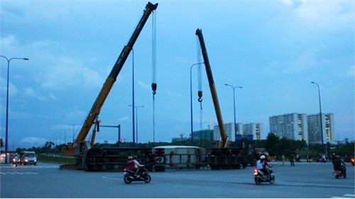 Kinh hoàng vì xe container 20 feet lật nhào - 3