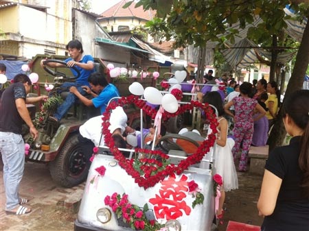 Lễ rước dâu bằng xe công nông ở Hà Nội - 1