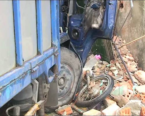 Xe tải tông nát vụn quán ăn - 2