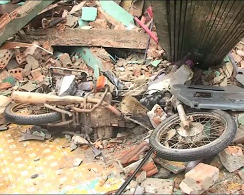 Xe tải tông nát vụn quán ăn - 3