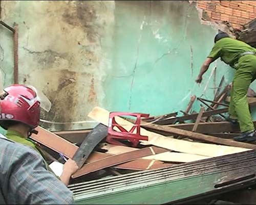 Xe tải tông nát vụn quán ăn - 4