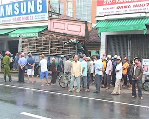 Xe tải tông nát vụn quán ăn - 5