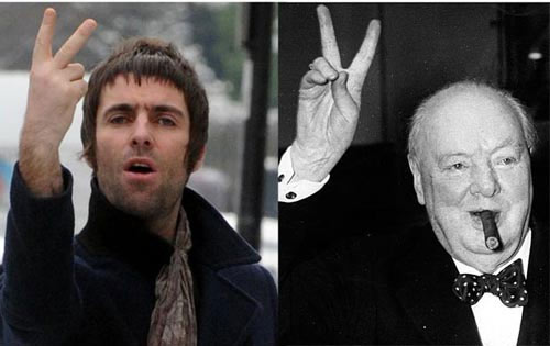 Thai nhi ra dấu chữ V trong bụng mẹ - 2