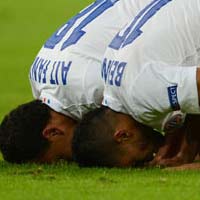 Bóng đá - Video: Cầu thủ ăn cỏ trên sân?