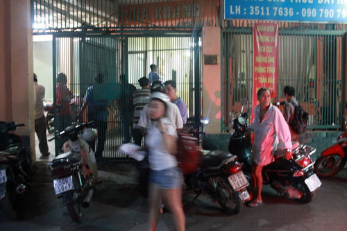 Nhà trọ nghiêng ngả, nhiều người tháo chạy - 2