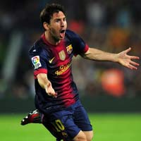 Bóng đá - Messi qua mặt trọng tài để hạ Casillas