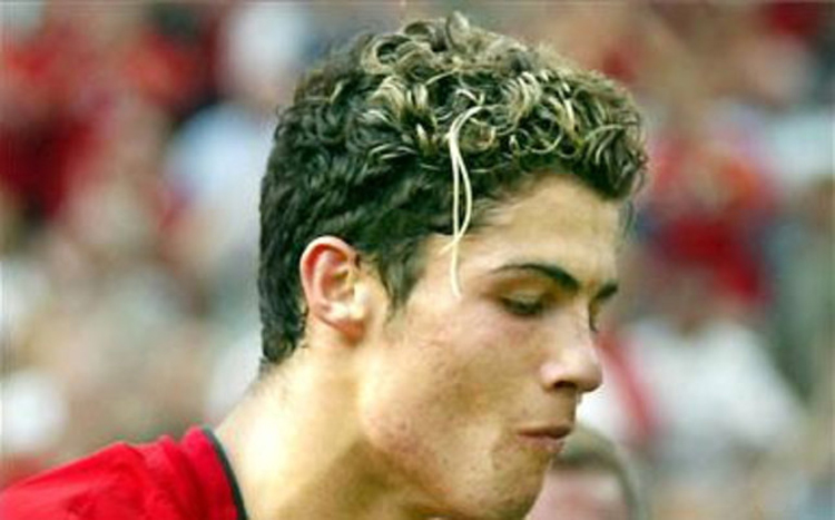 Trong quá khứ, cựu cầu thủ MU vốn nổi tiếng với việc chăm sóc vóc dáng mỗi khi xuất hiện trên sân cỏ cũng như trước công chúng. Và những kiểu tóc mà CR7 lựa chọn cũng luôn có sự thay đổi theo thời gian.