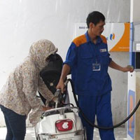 Tin tức trong ngày - Xăng chưa giảm giá, DN muốn tăng hoa hồng?