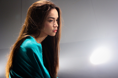 Hà Hồ khoe vai trần, chân thon - 2