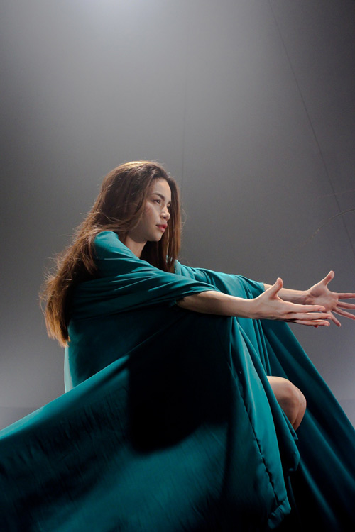 Hà Hồ khoe vai trần, chân thon - 6