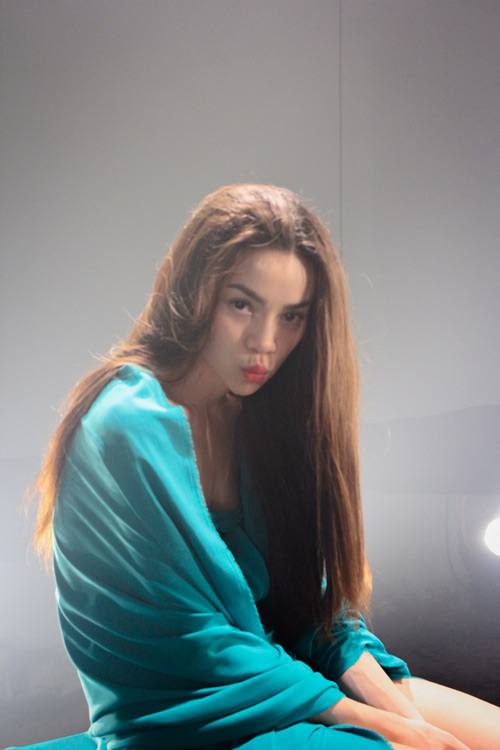 Hà Hồ khoe vai trần, chân thon - 7