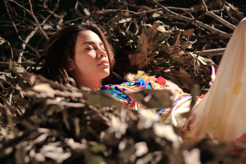 Hà Hồ khoe vai trần, chân thon - 14