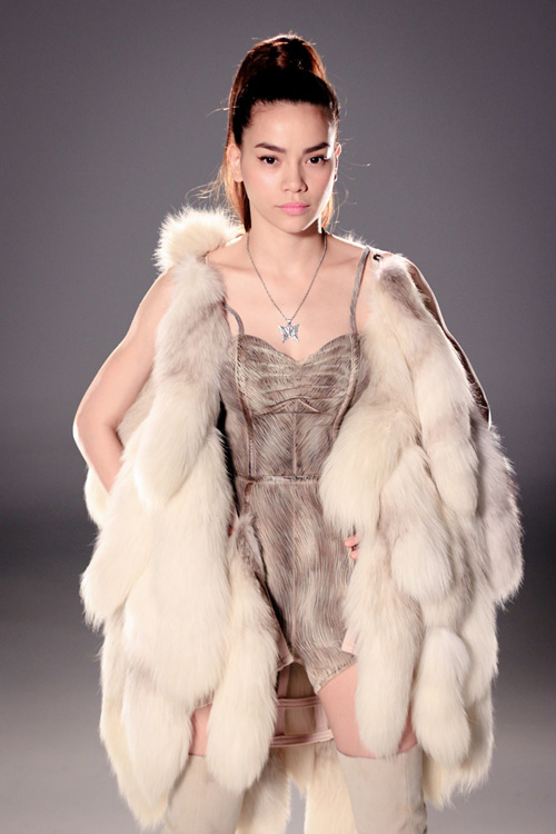 Hà Hồ khoe vai trần, chân thon - 10