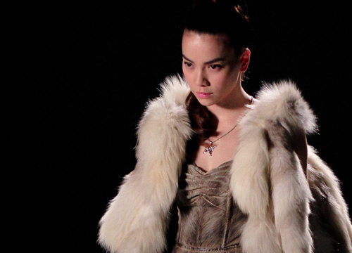 Hà Hồ khoe vai trần, chân thon - 9