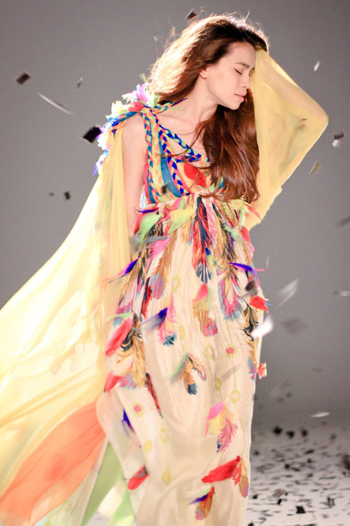 Hà Hồ khoe vai trần, chân thon - 16