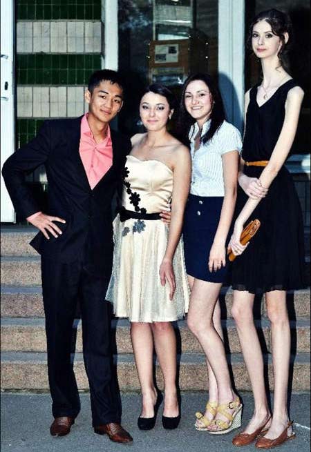 Cô gái có chiếc cổ dài như... hươu - 3