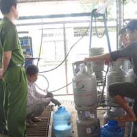 Tin tức trong ngày - “Độn” nước lã với gas mang đi bán