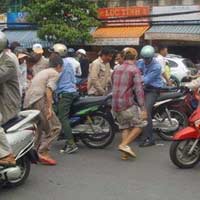 Tin tức trong ngày - Bỏ mặc người TNGT, lao vào "chôm của"