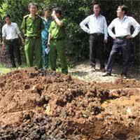 Tin tức trong ngày - Dân "ngạt thở" vì 50 tấn bùn thải đổ bậy