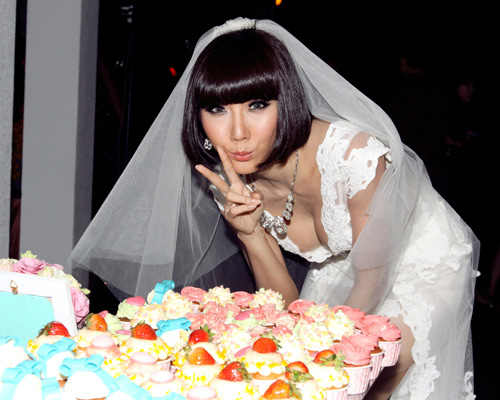 Ngọc Quyên vẫn sexy khi làm cô dâu - 7