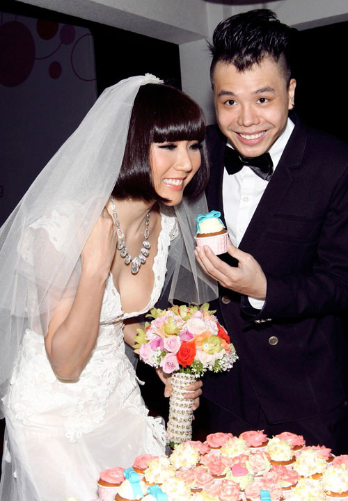 Ngọc Quyên vẫn sexy khi làm cô dâu - 3