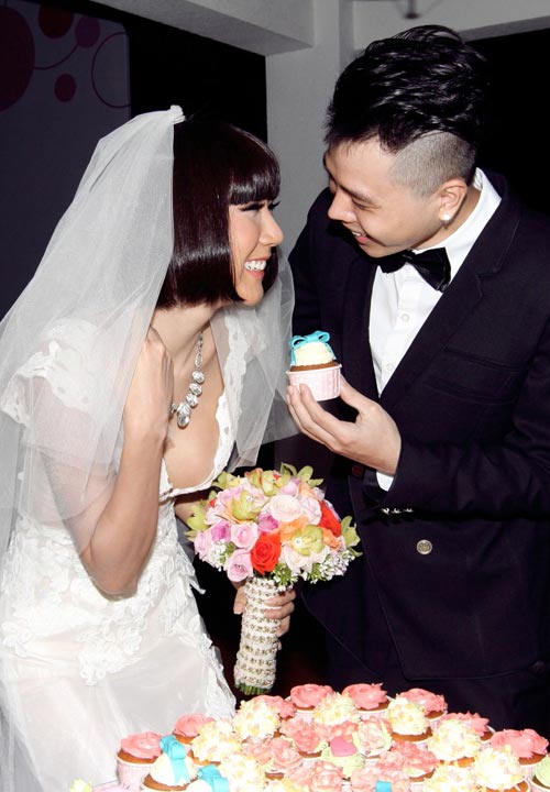 Ngọc Quyên vẫn sexy khi làm cô dâu - 4