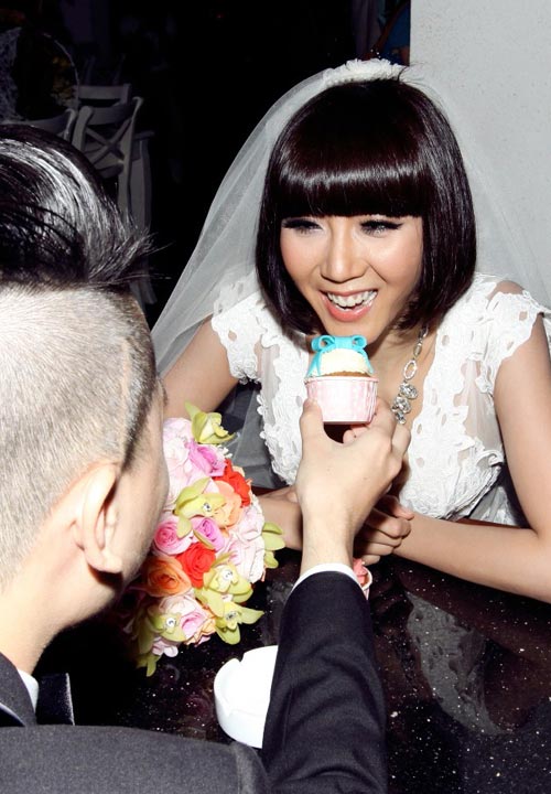 Ngọc Quyên vẫn sexy khi làm cô dâu - 6