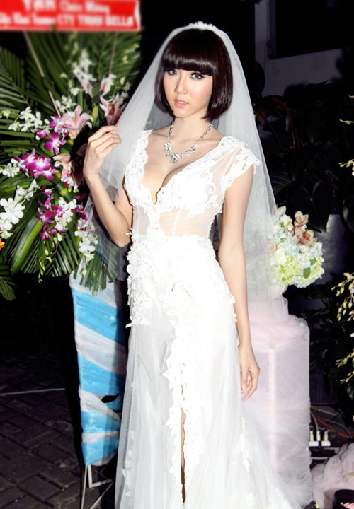 Ngọc Quyên vẫn sexy khi làm cô dâu - 9