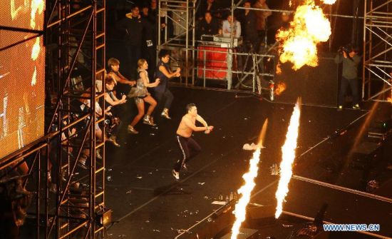 80.000 người "cháy" cùng Gangnam Style - 1