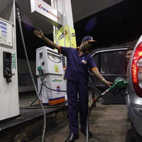 Thị trường - Tiêu dùng - Giá dầu thô thế giới tăng mạnh trở lại