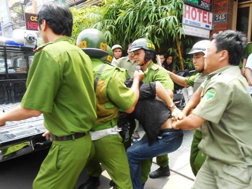 Bắt nóng kẻ có hung khí tử thủ trong KS - 5