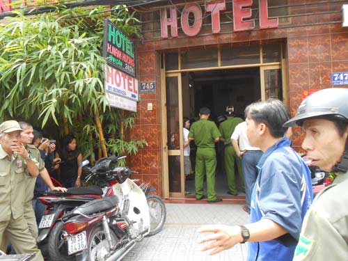 Bắt nóng kẻ có hung khí tử thủ trong KS - 2