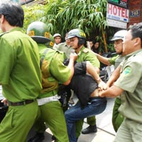 Tin tức trong ngày - Bắt nóng kẻ có hung khí tử thủ trong KS