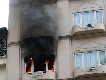Khách sạn bốc cháy ngùn ngụt giữa Thủ đô - 1