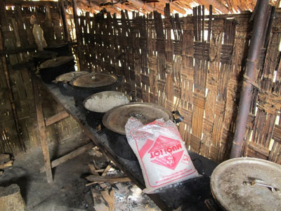 Vào nơi học sinh ăn cơm chan… nước suối - 3