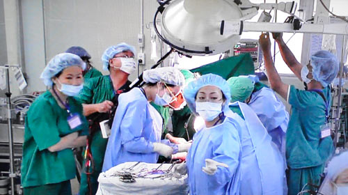 Xúc động con trai hiến gan cứu mẹ - 3