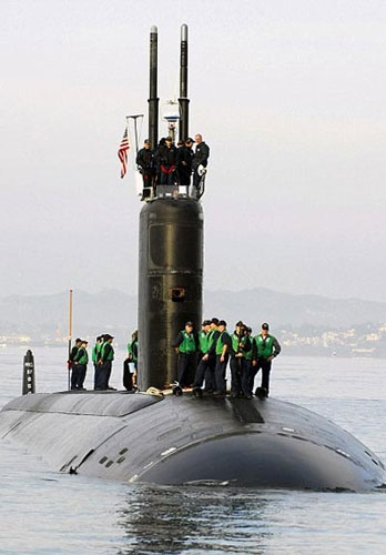 Mỹ: Tàu tuần dương va phải… tàu ngầm hạt nhân - 1