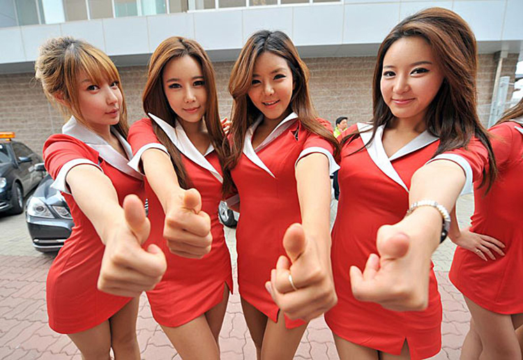 Các mỹ nhân Hàn Quốc làm công tác cổ vũ đã góp phần không nhỏ giúp Korean GP thêm phần hấp dẫn.
